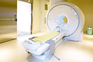 写真：1.5T超伝導MRI装置
